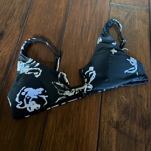 RVCA BLACK AND WHITE FLORAL SQUARE BIKINI TOP